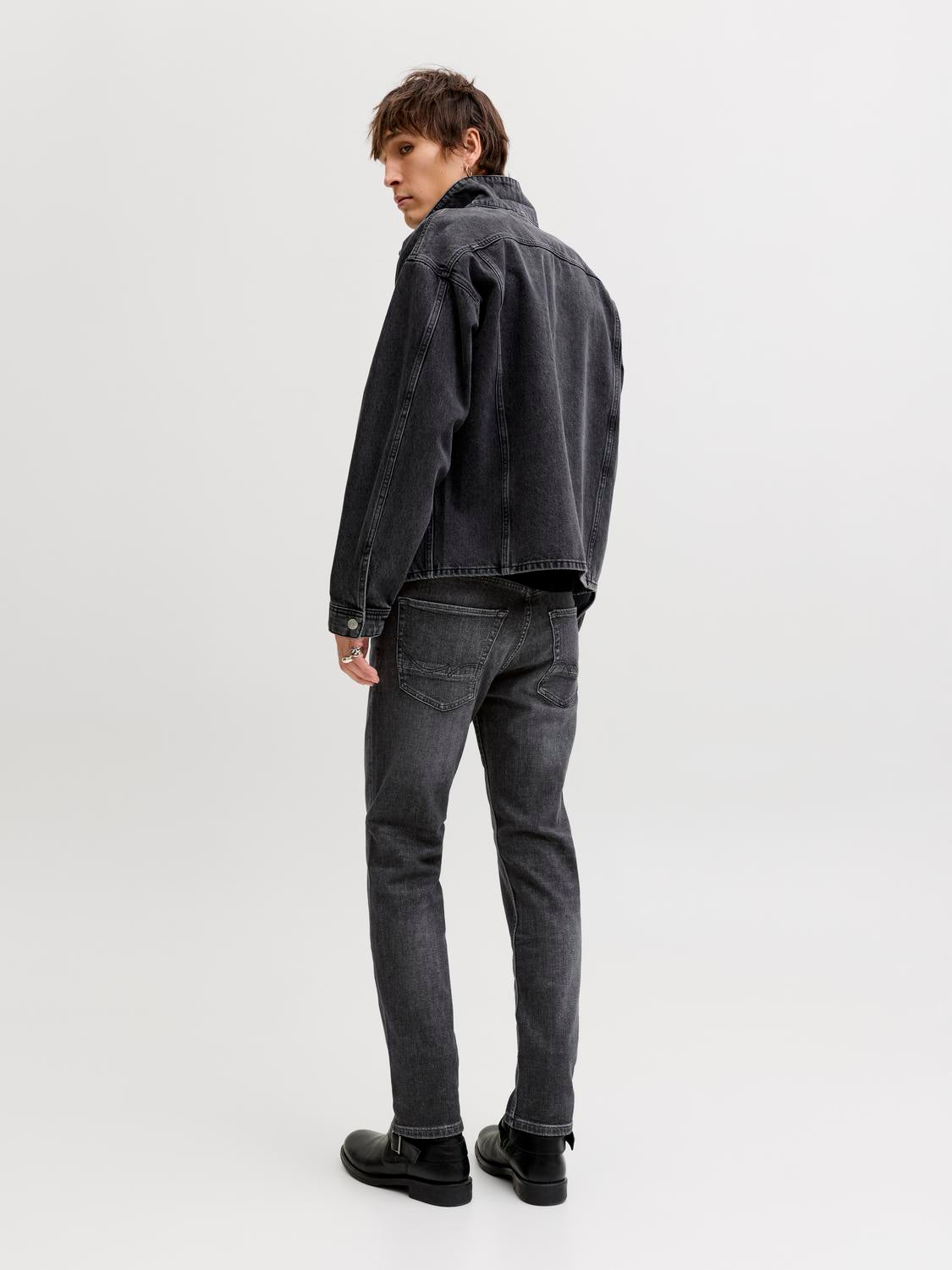 model_shot-back